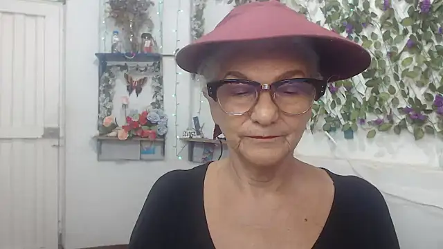Snapshot of FunnyGrandma chatting on 12/09/24, 10:41 FunnyGrandma online show from 12/09/24, 10:41