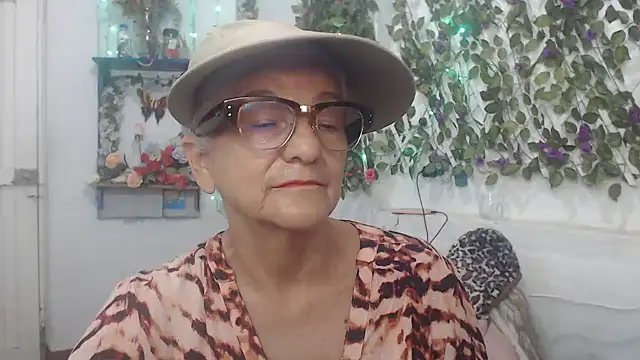 Snapshot of FunnyGrandma chatting on 12/11/24, 01:47 FunnyGrandma online show from 12/11/24, 01:47
