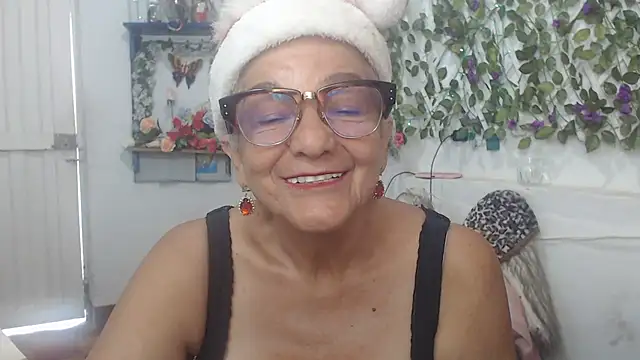 Snapshot of FunnyGrandma chatting on 12/11/24, 04:53 FunnyGrandma online show from 12/11/24, 04:53