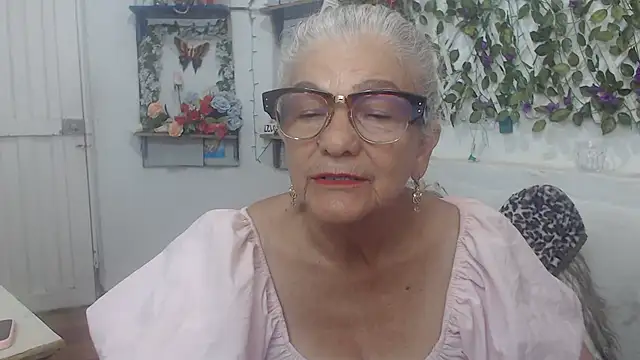 Snapshot of FunnyGrandma chatting on 12/12/24, 01:32 FunnyGrandma online show from 12/12/24, 01:32