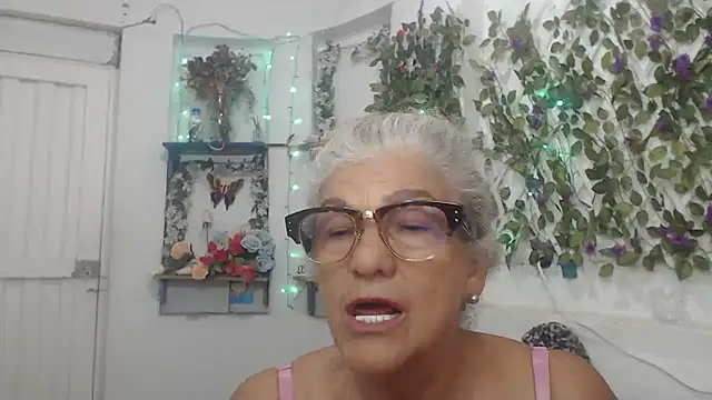 Snapshot of FunnyGrandma chatting on 12/13/24, 02:21 FunnyGrandma online show from 12/13/24, 02:21