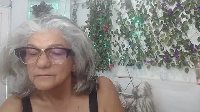 Snapshot of FunnyGrandma chatting on 12/13/24, 08:47 FunnyGrandma online show from 12/13/24, 08:47