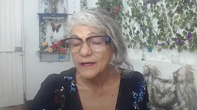 Snapshot of FunnyGrandma chatting on 12/15/24, 12:18 FunnyGrandma online show from 12/15/24, 12:18