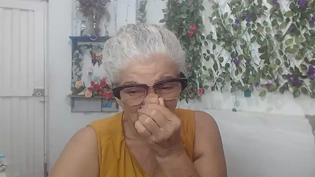 Snapshot of FunnyGrandma chatting on 12/17/24, 12:23 FunnyGrandma online show from 12/17/24, 12:23
