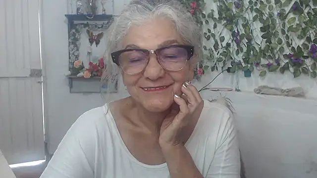 Snapshot of FunnyGrandma chatting on 12/19/24, 04:13 FunnyGrandma online show from 12/19/24, 04:13
