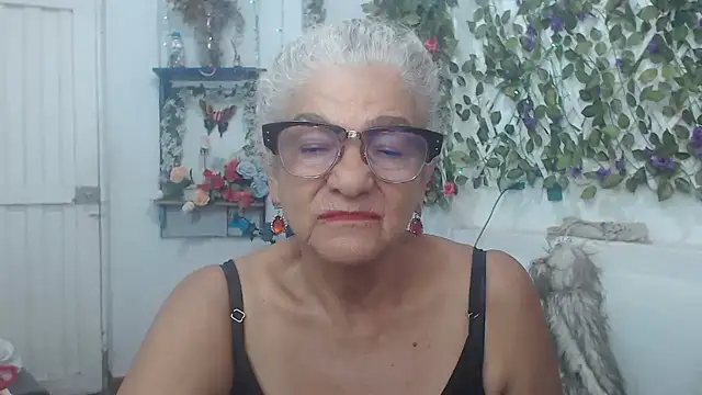 Snapshot of FunnyGrandma chatting on 12/22/24, 12:50 FunnyGrandma online show from 12/22/24, 12:50