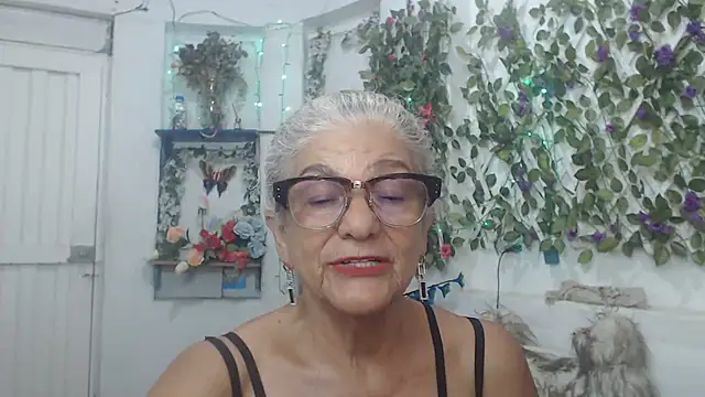 Snapshot of FunnyGrandma chatting on 12/22/24, 03:55 FunnyGrandma online show from 12/22/24, 03:55