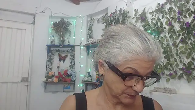Snapshot of FunnyGrandma chatting on 12/24/24, 01:49 FunnyGrandma online show from 12/24/24, 01:49
