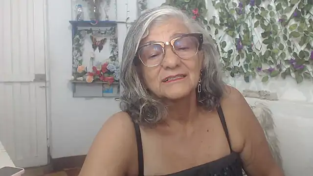 Snapshot of FunnyGrandma chatting on 12/24/24, 11:11 FunnyGrandma online show from 12/24/24, 11:11