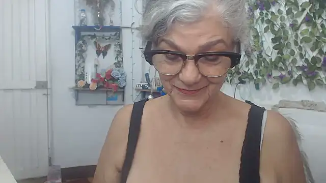 Snapshot of FunnyGrandma chatting on 12/26/24, 01:29 FunnyGrandma online show from 12/26/24, 01:29