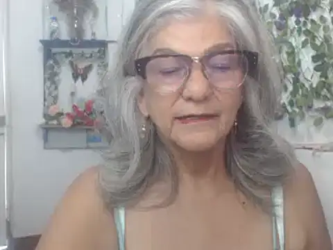 Snapshot of FunnyGrandma chatting on 12/28/24, 07:33 FunnyGrandma online show from 12/28/24, 07:33