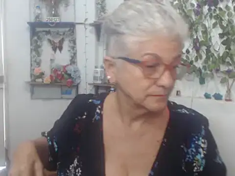 Snapshot of FunnyGrandma chatting on 02/07/25, 06:24 FunnyGrandma online show from 02/07/25, 06:24