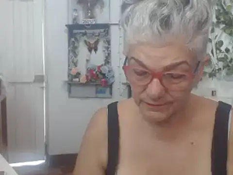 Snapshot of FunnyGrandma chatting on 02/10/25, 05:09 FunnyGrandma online show from 02/10/25, 05:09