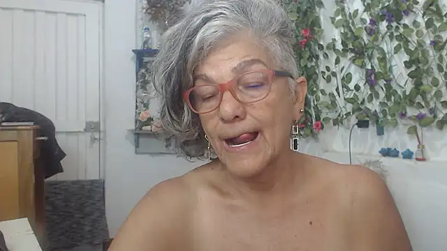 Snapshot of FunnyGrandma chatting on 02/12/25, 04:44 FunnyGrandma online show from 02/12/25, 04:44