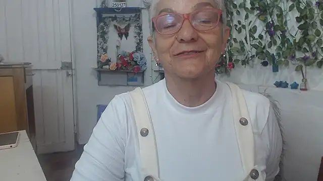 Snapshot of FunnyGrandma chatting on 02/13/25, 01:29 FunnyGrandma online show from 02/13/25, 01:29