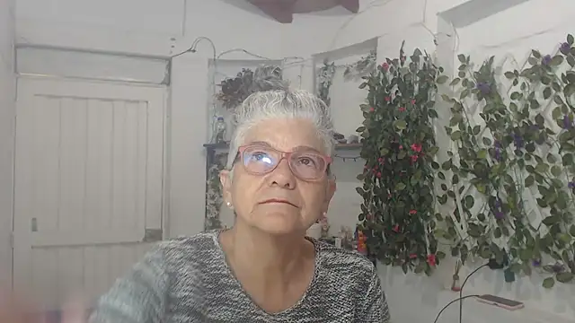 Snapshot of FunnyGrandma chatting on 02/14/25, 04:15 FunnyGrandma online show from 02/14/25, 04:15