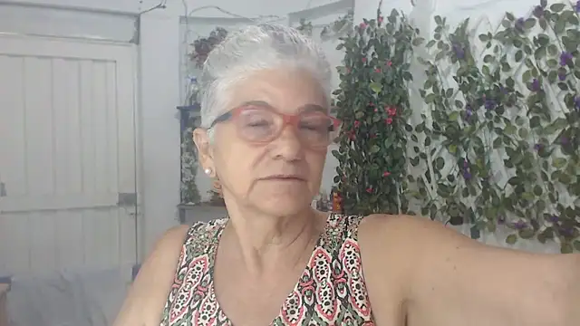 Snapshot of FunnyGrandma chatting on 02/15/25, 02:04 FunnyGrandma online show from 02/15/25, 02:04