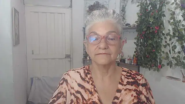 Snapshot of FunnyGrandma chatting on 02/18/25, 01:54 FunnyGrandma online show from 02/18/25, 01:54