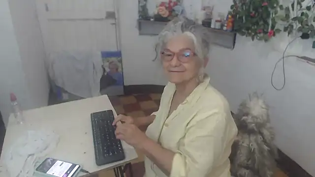 Snapshot of FunnyGrandma chatting on 02/20/25, 03:12 FunnyGrandma online show from 02/20/25, 03:12