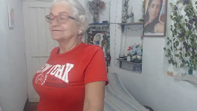 Snapshot of FunnyGrandma chatting on 09/21/25, 01:40 FunnyGrandma online show from 09/21/25, 01:40