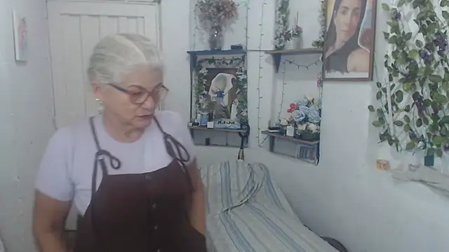 Snapshot of FunnyGrandma chatting on 09/21/25, 11:28 FunnyGrandma online show from 09/21/25, 11:28