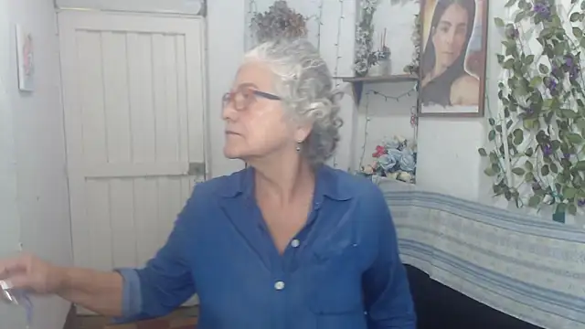 Snapshot of FunnyGrandma chatting on 09/25/25, 11:30 FunnyGrandma online show from 09/25/25, 11:30