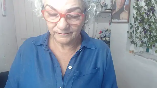 Snapshot of FunnyGrandma chatting on 09/30/25, 12:04 FunnyGrandma online show from 09/30/25, 12:04