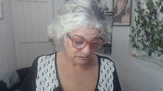 Snapshot of FunnyGrandma chatting on 09/30/25, 11:10 FunnyGrandma online show from 09/30/25, 11:10