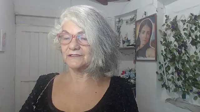 Snapshot of FunnyGrandma chatting on 10/03/25, 11:35 FunnyGrandma online show from 10/03/25, 11:35