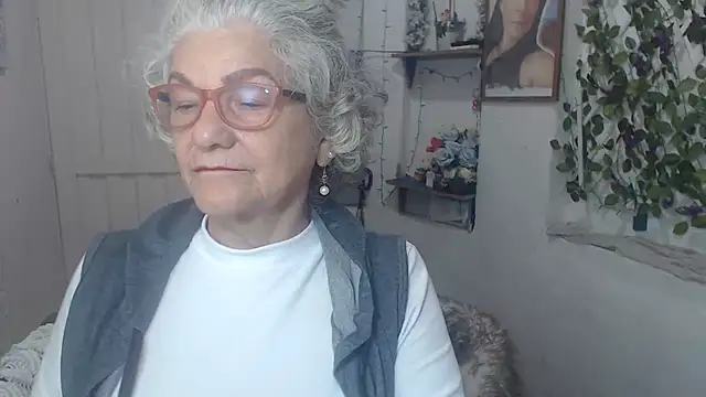 Snapshot of FunnyGrandma chatting on 10/15/25, 01:06 FunnyGrandma online show from 10/15/25, 01:06