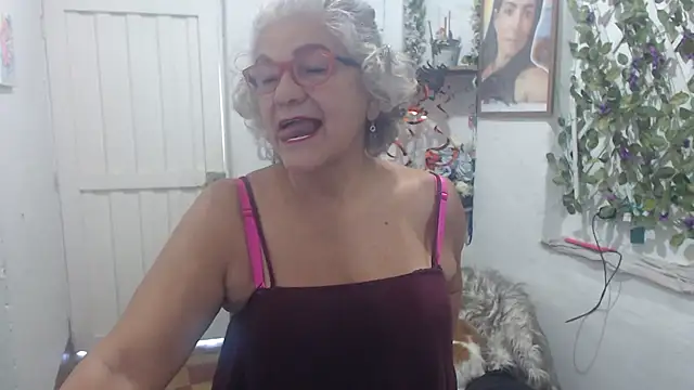 Snapshot of FunnyGrandma chatting on 10/19/25, 09:37 FunnyGrandma online show from 10/19/25, 09:37