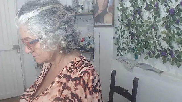 FunnyGrandma online show from 11/12/25, 02:01