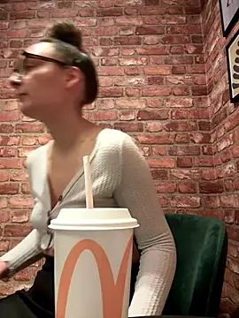 Snapshot of The_Snowwhitee chatting on 01/06/26, 09:02 The Snowwhitee online show from 01/06/26, 09:02