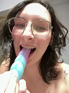 Snapshot of The_Snowwhitee chatting on 02/28/26, 07:04 The Snowwhitee online show from 02/28/26, 07:04