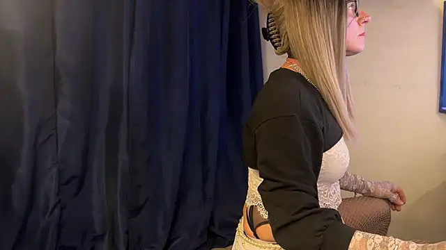 Snapshot of xdresserwithass chatting on 12/16/25, 05:18 xdresserwithass online show from 12/16/25, 05:18