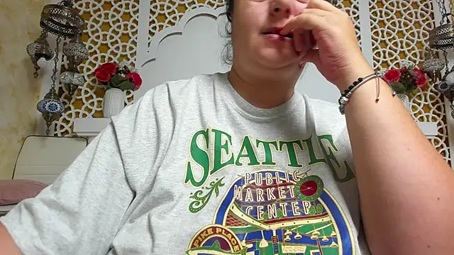 Snapshot of AleshaArabian chatting on 09/18/25, 02:35 AleshaArabian online show from 09/18/25, 02:35