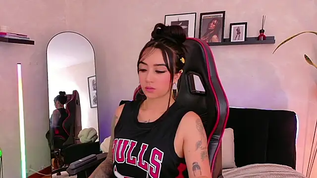 EmmyEvans1 online show from 04/03/26, 07:34