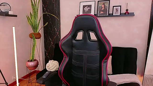 EmmyEvans1 online show from 04/13/26, 07:41