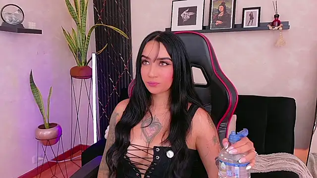 EmmyEvans1 online show from 04/22/26, 07:37