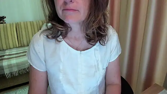 Snapshot of lauraoven chatting on 06/22/26, 07:38 lauraoven online show from 06/22/26, 07:38