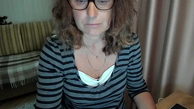 Snapshot of lauraoven chatting on 07/06/26, 09:17 lauraoven online show from 07/06/26, 09:17