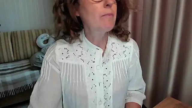 Snapshot of lauraoven chatting on 07/12/26, 12:51 lauraoven online show from 07/12/26, 12:51