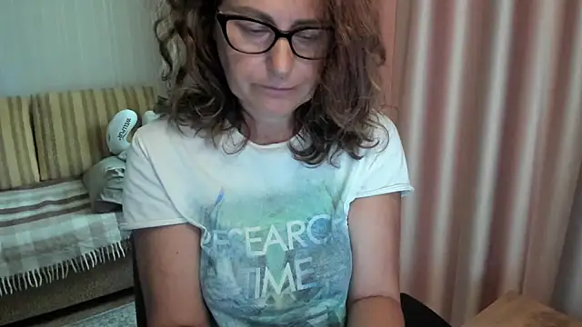 Snapshot of lauraoven chatting on 07/14/26, 08:52 lauraoven online show from 07/14/26, 08:52