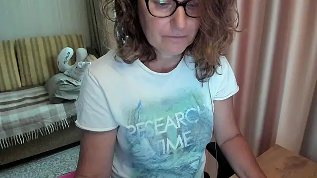 Snapshot of lauraoven chatting on 07/14/26, 10:32 lauraoven online show from 07/14/26, 10:32