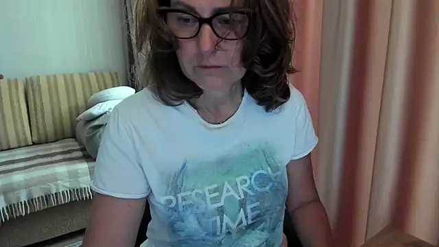 Snapshot of lauraoven chatting on 07/15/26, 06:40 lauraoven online show from 07/15/26, 06:40