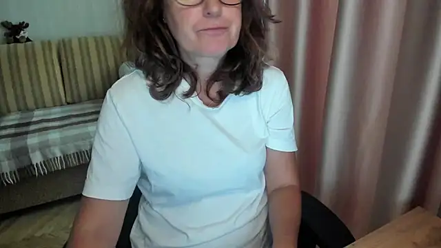 Snapshot of lauraoven chatting on 07/23/26, 01:42 lauraoven online show from 07/23/26, 01:42