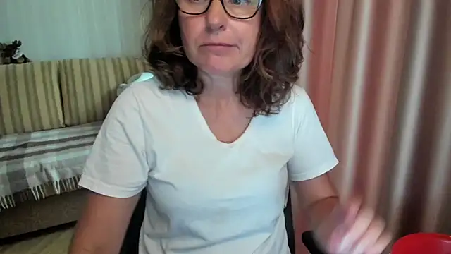 Snapshot of lauraoven chatting on 08/01/26, 09:52 lauraoven online show from 08/01/26, 09:52