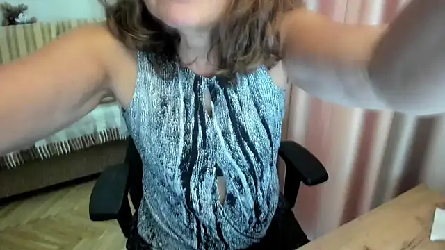 Snapshot of lauraoven chatting on 08/04/26, 01:25 lauraoven online show from 08/04/26, 01:25