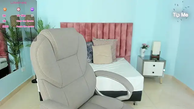 tati saldarriaga online show from 11/28/25, 12:08