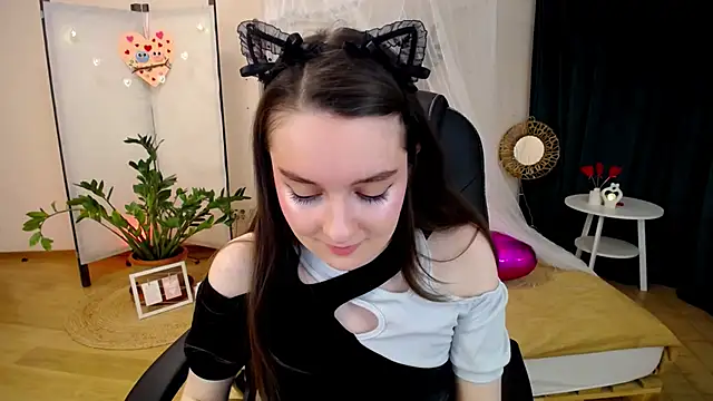 Snapshot of CloudGrace chatting on 02/16/25, 06:21 CloudGrace online show from 02/16/25, 06:21
